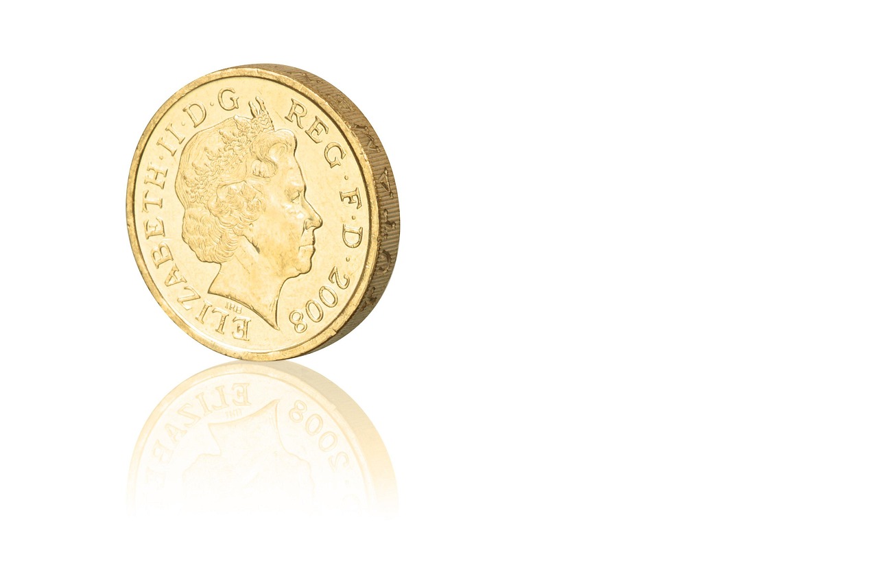 Sterlina d'oro su sfondo neutro, simbolo di investimento e collezionismo numismatico.