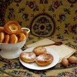 Frittelle al forno soffici, con ingredienti freschi e yogurt nell'impasto, pronte per essere servite.