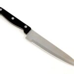 Coltello danneggiato in lavastoviglie, evidenziando il filo usurato e il manico rovinato.