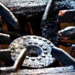 Fornello spento con ugelli sporchi e piattelli bagnati in una cucina.