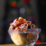 Datteri frullati in una ciotola, ingrediente principale per dolci senza zucchero.