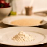 Seitan fatto in casa: processo di lavaggio della farina per ottenere una pasta proteica.