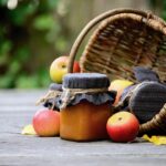 Marmellata di mele in un barattolo con pectina naturale, senza zucchero aggiunto.