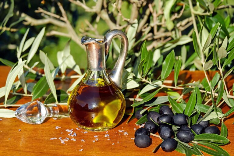 Olio d'oliva: se pizzica in gola è un buon segno, è ricco di polifenoli