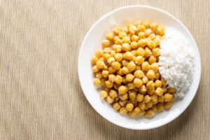 Un piatto di legumi cucinati con spezie e verdure, pronto per essere servito.