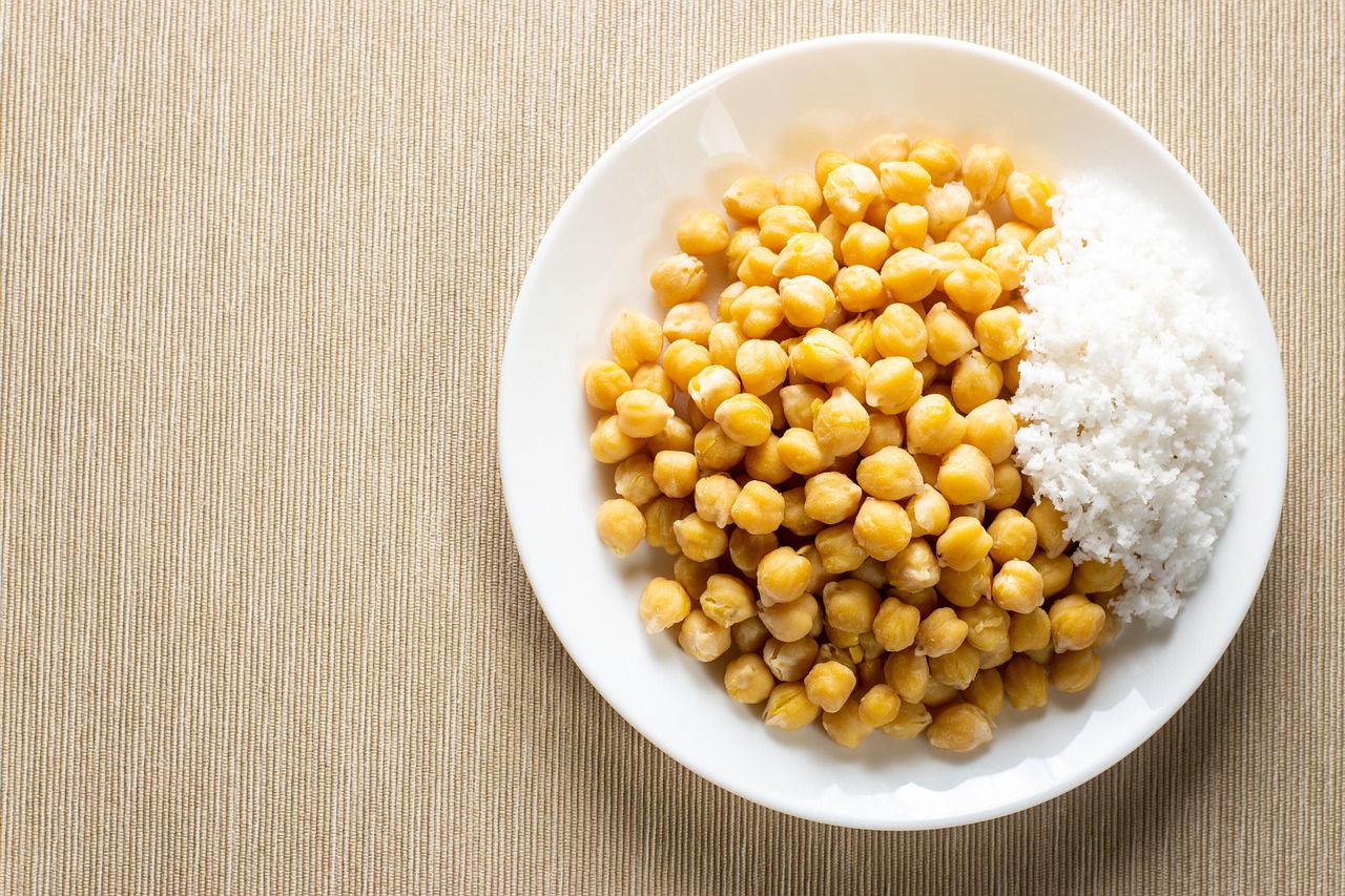 Un piatto di legumi cucinati con spezie e verdure, pronto per essere servito.