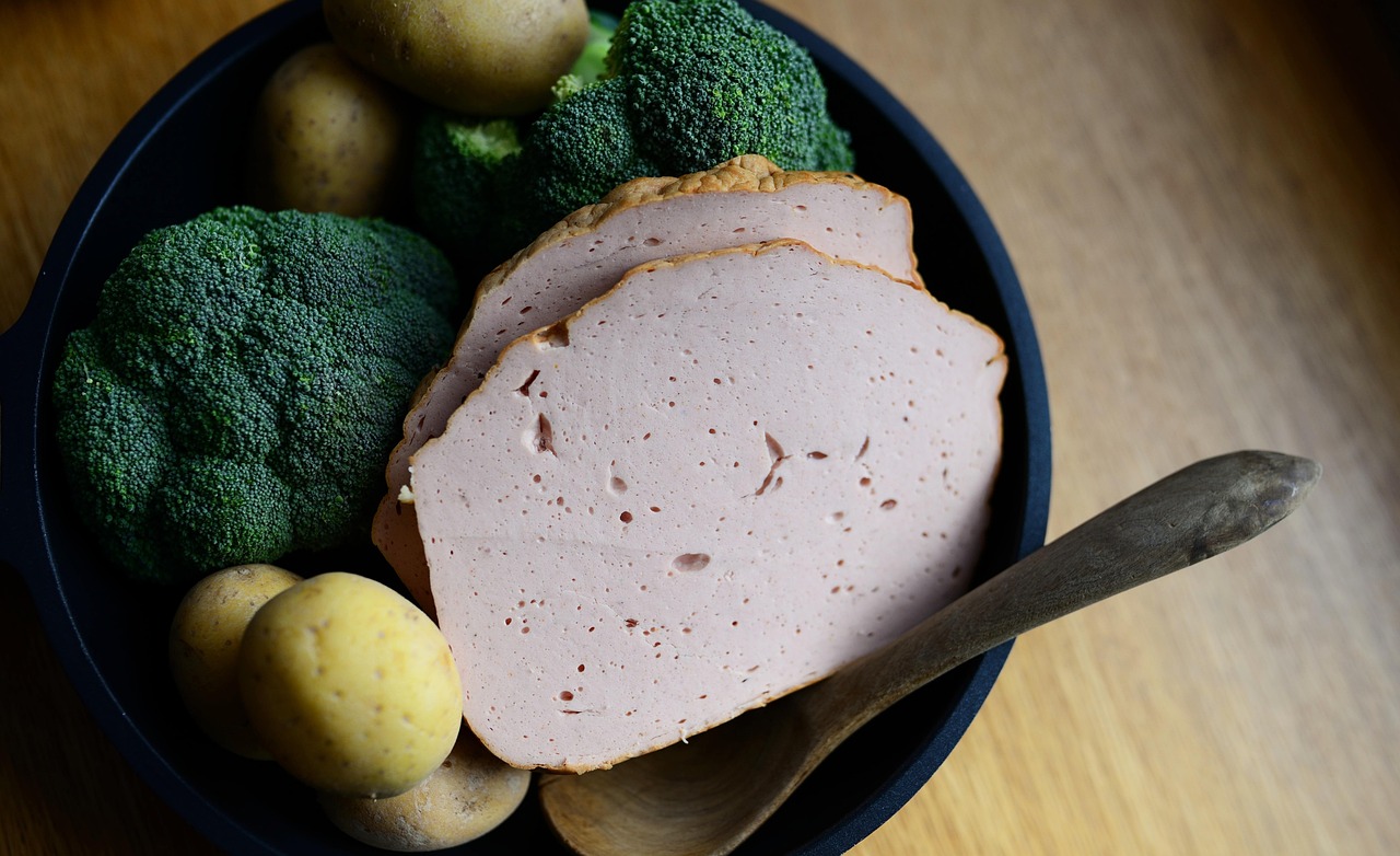 Seitan gommoso tagliato sottile, pronto per essere cotto con salsa.